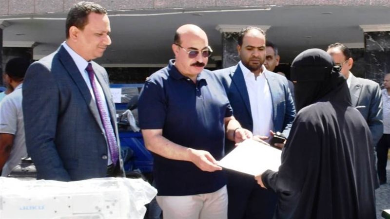 محافظ أسوان يسلم