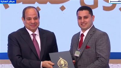 بالفيديو.. الرئيس السيسي يكرم حفظة القرآن الكريم خلال احتفالية ليلة القدر