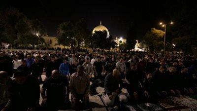 25 ألفا يؤدون صلاتي العشاء والتراويح في الأقصى