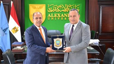 رئيس جامعة الإسكندرية يستقبل رئيس الجامعة البريطانية بالقاهرة لبحث سبل التعاون