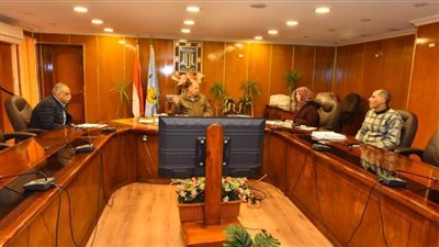 محافظ أسيوط يناقش مستجدات تقديم الخدمات للمستثمرين بالمناطق الصناعية لزيادة حجم الاستثمار