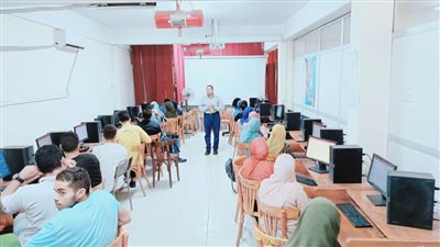 دورة تدريبية عن أساسيات الحاسب الآلي ينظمها طلاب من أجل مصر بجامعة سوهاج