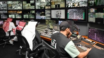 كوادر سعودية محترفة تنقل للعالم الأجواء الروحانية من المسجد الحرام