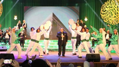 بالتنورة ونغمات المديح.. 