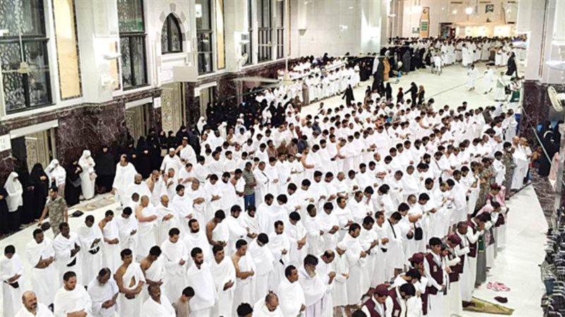 جموع المصلين يؤدون