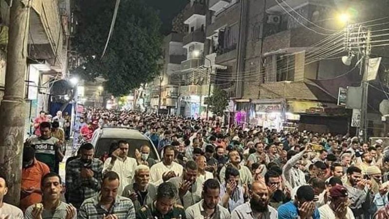 المصلون يؤدون صلاة