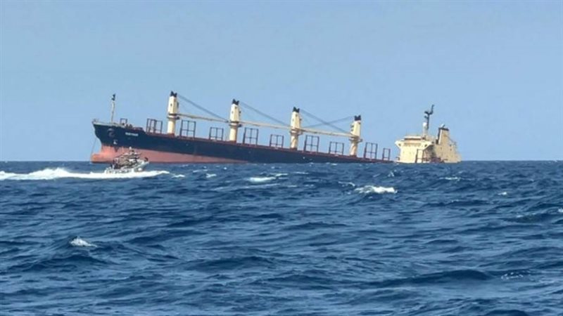 استهداف سفينة بصاروخين