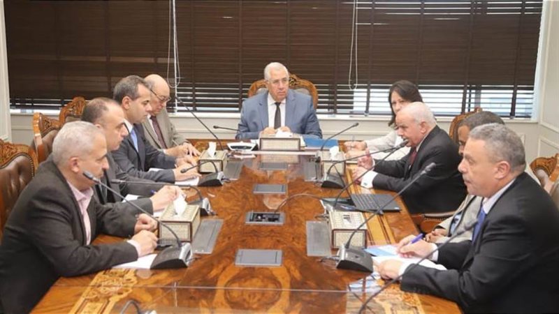 القصير خلال الاجتماع