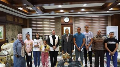 محافظ المنيا يوزع العيديات والهدايا على أطفال مؤسسات دور الرعاية