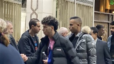 إمام عاشور وعضوا الأهلي يحضرون عزاء مدرب الزمالك (صور)