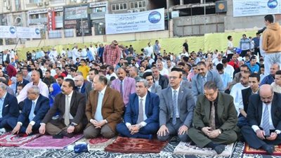 رئيس جامعة أسيوط يؤدي صلاة عيد الفطر بساحة أرض الملاعب (صور)