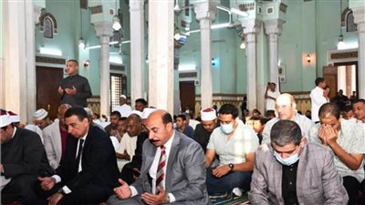 محافظ أسوان يؤدي صلاة عيد الفطر المبارك بمسجد بدر بالطابية