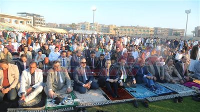 محافظ كفر الشيخ يؤدي صلاة عيد الفطر المبارك بساحة سيتي كلوب وسط الآلاف من المصلين