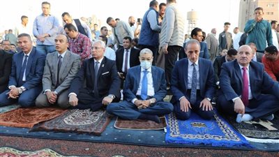 محافظ المنيا يؤدي صلاة عيد الفطر بساحة مدرسة الفريق صفي الدين أبوشناف