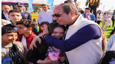 الرئيس السيسي يحتضن أبناء الشهداء ويكرمهم في عيد الفطر 