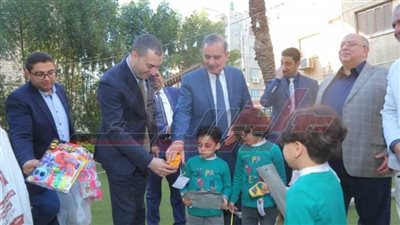 نور الدين: يتفقد دار الأطفال الأيتام الرضع ويقدم لهم هدايا الرئيس