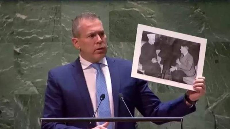 السفير الصهيوني يرفع