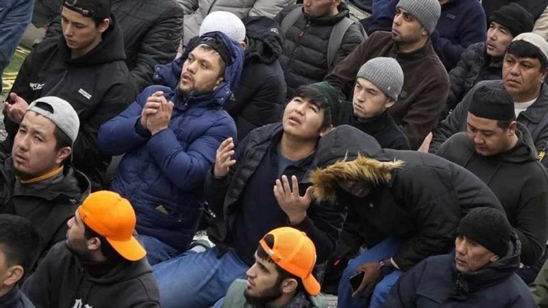 مسلمون يتضرعون إلى