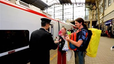 رجال الشرطة يواصلون مشاركة المواطنين الاحتفال بعيد الفطر المبارك وتوزيع الهدايا عليهم