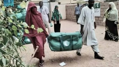 مركز الملك سلمان للإغاثة يوزع 967 حقيبة إيوائية في ولايتي البحر الأحمر والخرطوم بالسودان