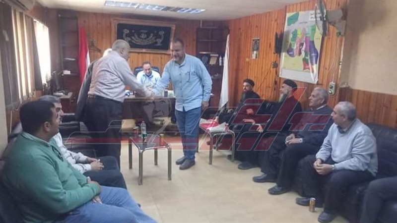 خلال تقديم التهنئة