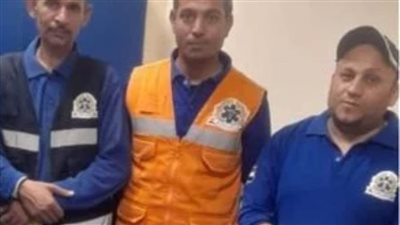 مسعف وسائق يعيدان 