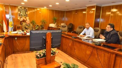 محافظ أسيوط يناقش معدلات الأداء بمنظومة تقنين أراضي الدولة ويوجه بتكثيف الجهود