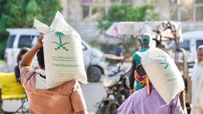 مركز الملك سلمان للإغاثة يوزع أكياس الأرز للأسر الأكثر احتياجًا في الصومال واليمن