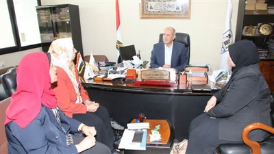 سكرتير بنى سويف يلتقى اللجنة الثلاثية لمشروع الصناعات الحرفية والصغيرة