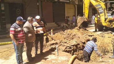 محافظ المنيا يتابع أعمال إصلاح كسر ماسورة مياه بشارع الجمهورية بمغاغة