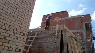 تنفيذ إزالة فورية لتعدٍّ بالبناء المخالف بـ