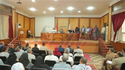 مناقشة موقف تنفيذ إزالة التعديات على الأراضي بكفر الشيخ