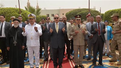 محافظ أسيوط يضع إكليل الزهور على النصب التذكاري لشهداء قرية بني عديات 