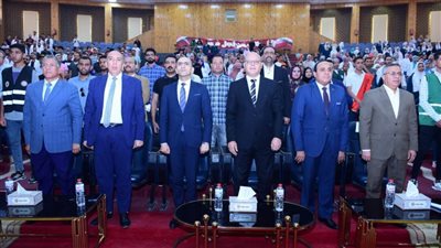 رئيس جامعة سوهاج يفتتح مسرح المواجهة والتجوال