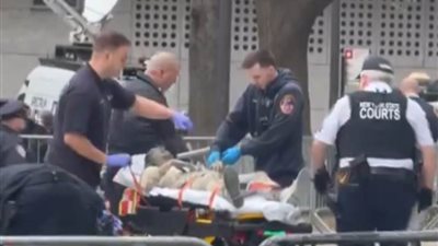 عاجل| رجل يضرم في نفسه النار خارج قاعة محاكمة ترامب.. فيديو