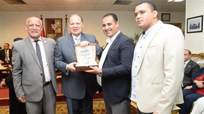 أمانة حزب المصريين الأحرار تهدي محافظ أسيوط الدرع التذكاري