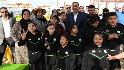 رئيس الوزراء يتفقد نادي وشاطئ 