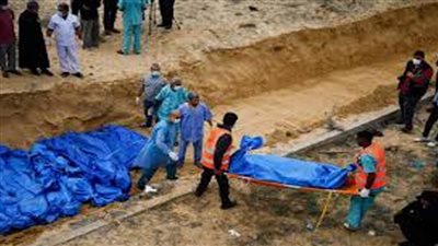 انتشال جثامين متحللة لشهداء قتلتهم إسرائيل بخان يونس