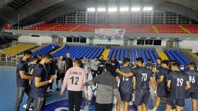 مجدي أبو المجد يلقي محاضرة على لاعبي الزمالك لكرة اليد قبل مواجهة الترجي التونسي