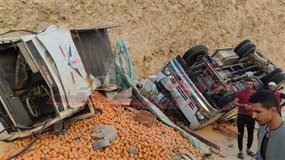 إصابة شخصين في حادث انقلاب سيارتين نقل بأسيوط