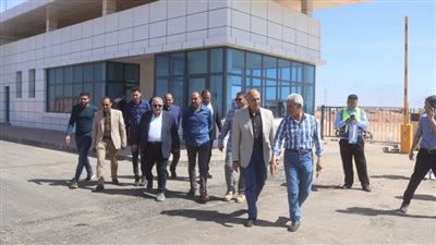 وزير الإسكان يتابع أعمال الطرق بالمنطقة الصناعية بالعاشر من رمضان