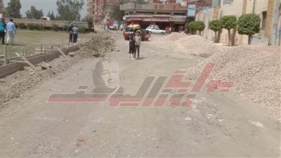استمرار أعمال المرحلة الأولى لرصف شارع المستشفى بقلين في كفر الشيخ