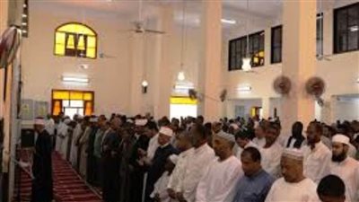 محافظ أسوان يفتتح مسجد الرحمة بحي اللوتس ويؤدي صلاة الجمعة به