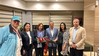 قمر وعابد يستقبلان بشرى حجيج لحضور بطولة إفريقيا للطائرة رجال بالقاهرة 