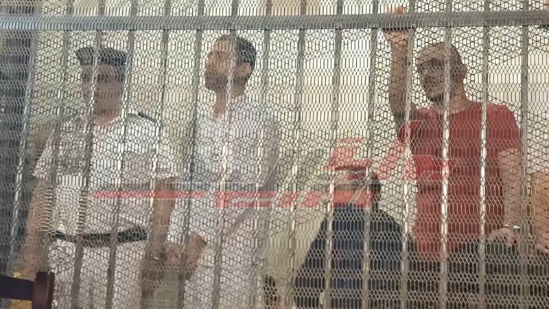 المتهم داخل القفص