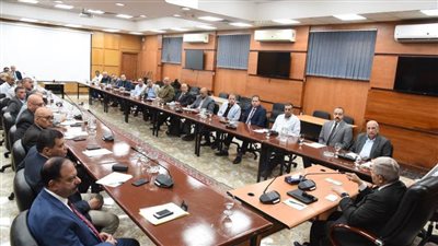 رئيس القابضة للمياه يجتمع بمديري أمن شركات مياه الشرب