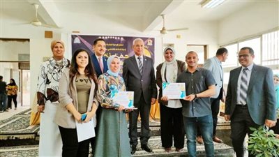 رئيس جامعة المنيا يكرم الطلاب المتميزين بالأنشطة الداخلية والمسابقات القمية