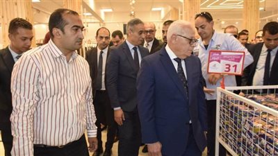 محافظ بورسعيد يشارك المواطنين في مقاطعة الأسماك| تفاصيل