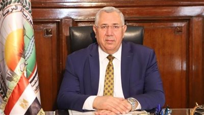 وزير الزراعة يشيد بالتجارب الناجحة مع 