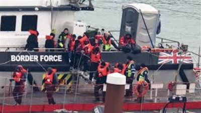 مصرع 5 مهاجرين أثناء عبور القنال الإنجليزي بعد ساعات من إقرار مشروع قانون الترحيل لرواندا